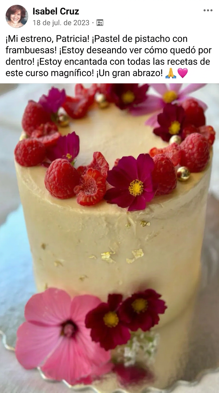 Pastel de pistacho con frambuesas y flores comestibles hecho por alumna